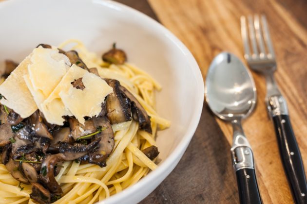 Linguini with mushrooms in truffle oil 